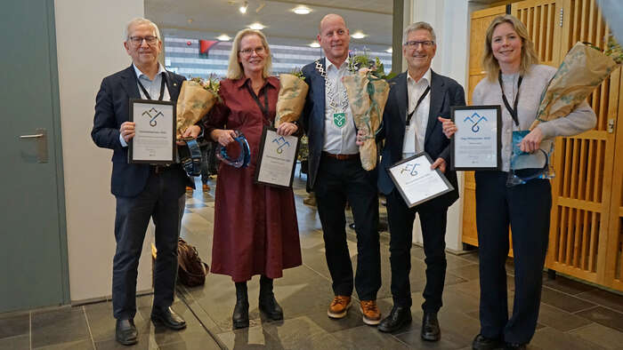 Bildet kan inneholde: person, klær, smil, hår, erme.