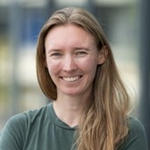 Bildet kan inneholde: person, hår, smil, hake, øyenbryn.